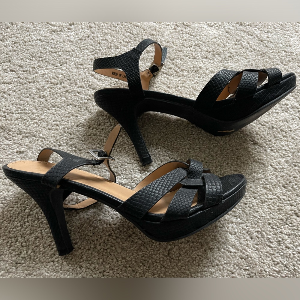NY&C black printed heels.